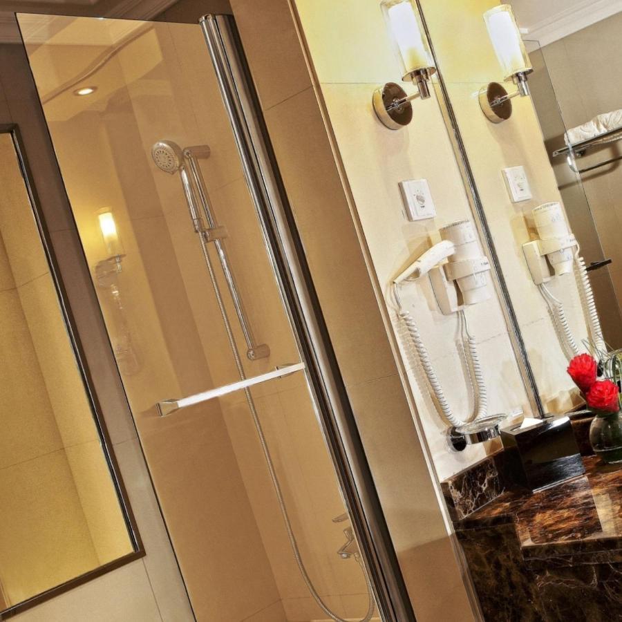 Park Regis Kris Kin Hotel Dubai Exterior photo A shower enclosure
